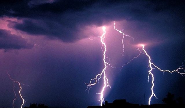 Düşen yıldırım 6 mahalleyi susuz bıraktı