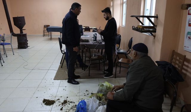 Sakarya’nın çiftçisi Büyükşehir'in yerinde toprak analizi hizmetinden memnun