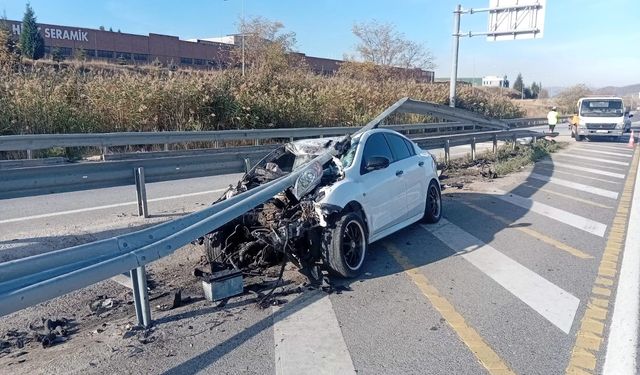 Otomobil bariyerlere çarptı; 6 kişi yaralandı