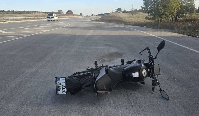 Motosiklet önüne çıkan köpeğe çarptı: 2 yaralı