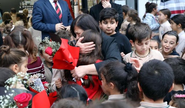 39 yıllık eğitimciye unutulmaz veda: Gözyaşlarıyla uğurlandı
