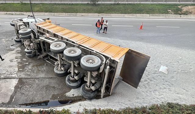 Mıcır yüklü kamyon devrildi: 1 yaralı