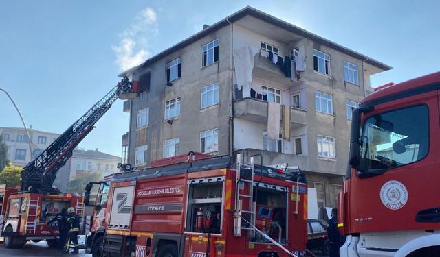 Kocaeli'de 4 katlı binada yangın paniği