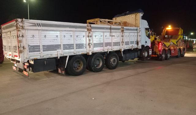 Kamyon çekiciye arkadan çarptı: 1 ölü