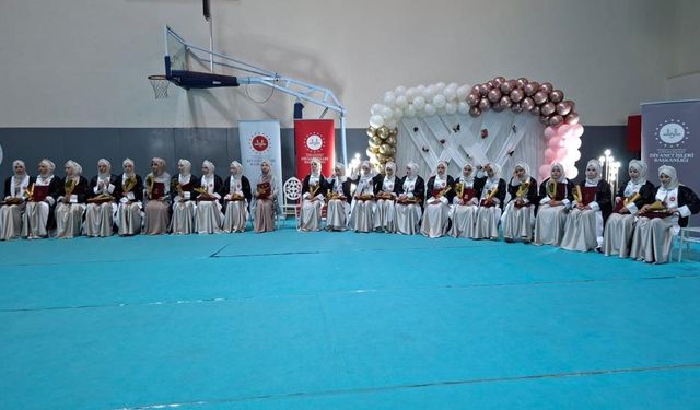 Akyazı'da 27 öğrenci icazet merasiminde hafızlık belgelerini aldı