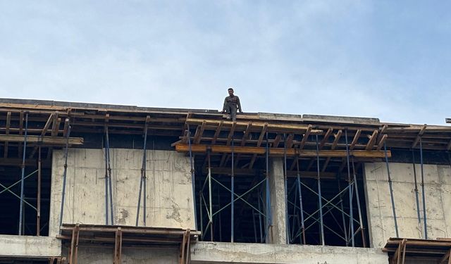 Maaş alamayan işçiler, çatıya çıktı