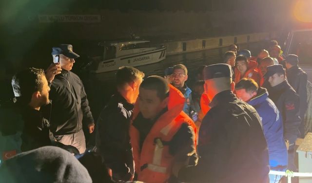 Patlama yaşanan geminin mürettebatı hastaneye götürüldü