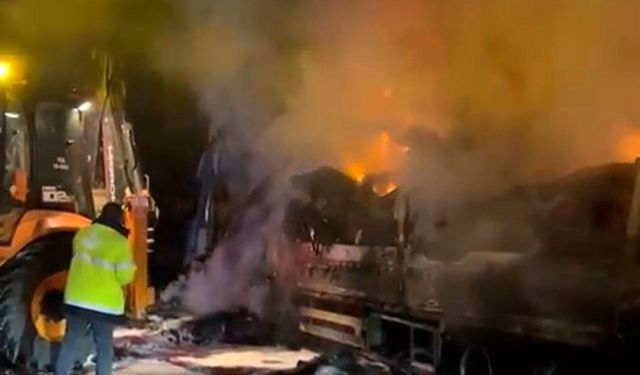 Tır alev alev yandı: Yol 3 saat kapalı kaldı