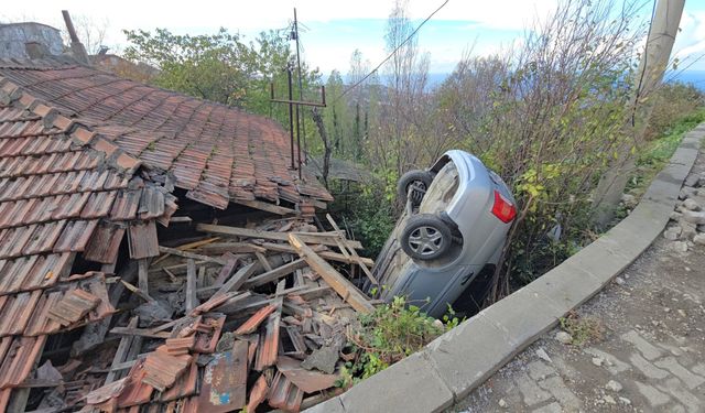 Otomobil evin çatısına uçtu