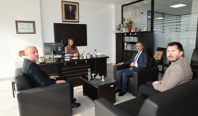 Başkan Dinç İl Halk Kütüphanesini ziyaret etti