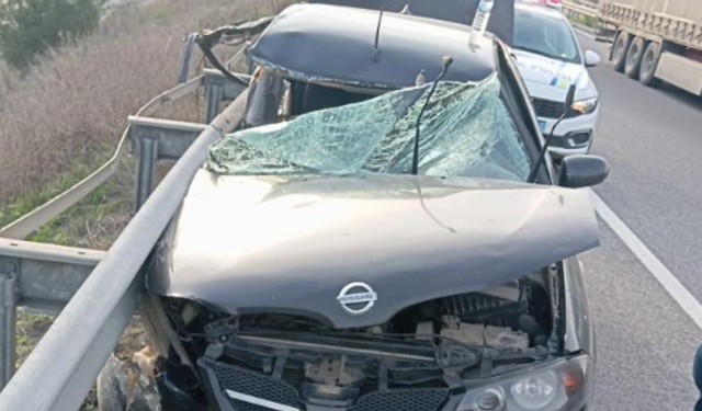 Otomobil bariyerlere çarptı: 1 yaralı