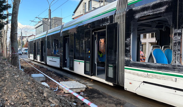 Çöp kamyonu tramvaya çarptı: 3 yaralı