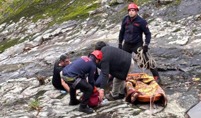 Şelaleleri gezmeye giden muhtar 30 metre yükseklikten düştü