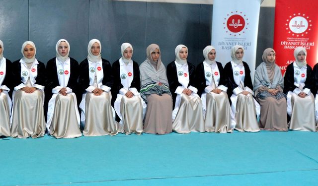 Akyazı’da 27 kız öğrenci hafız oldu