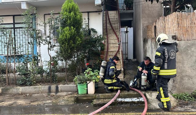 Bina çatısında yangın: Baba ve oğlu dumandan etkilendi