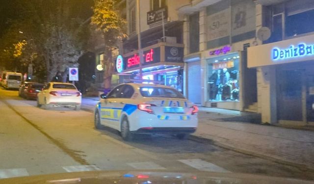 Bacağına saplanan bıçağı çıkartıp karşısındaki kişiyi ağır yaraladı