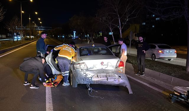 D-100’de iki otomobil çarpıştı: 2 yaralı