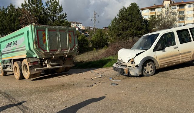 Kamyon ile hafif ticari araç çarpıştı; 4 yaralı