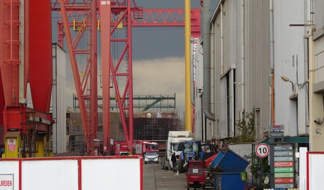 Tersanede iskele çöktü: 2 işçi yaralandı