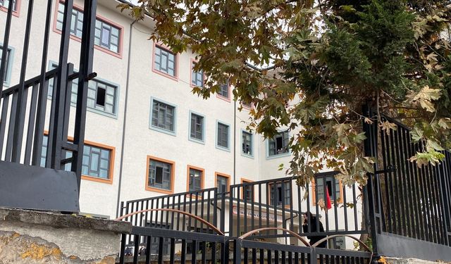 Lisede 3. kattan düşen öğrenci ağır yaralı