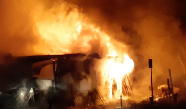 Hindi kümesi alevlere teslim oldu