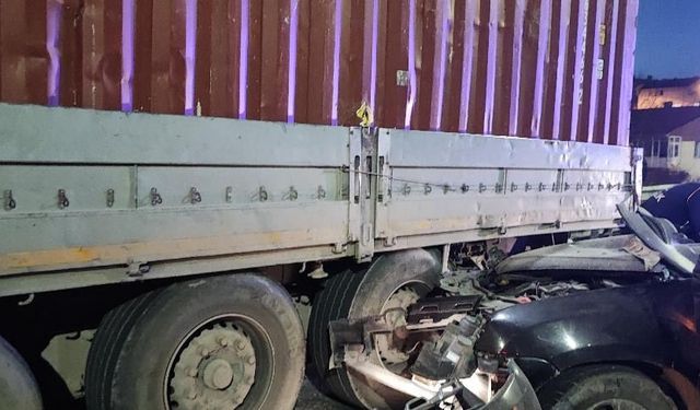 Otomobil tıra çarptı: 1 ölü, 1 yaralı