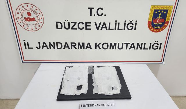 Uyuşturucuyu peçeteye emdirip ayakkabısına saklamış