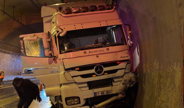 Otomobil, duvarla tır arasında sıkıştı: TEM'de ulaşım aksadı