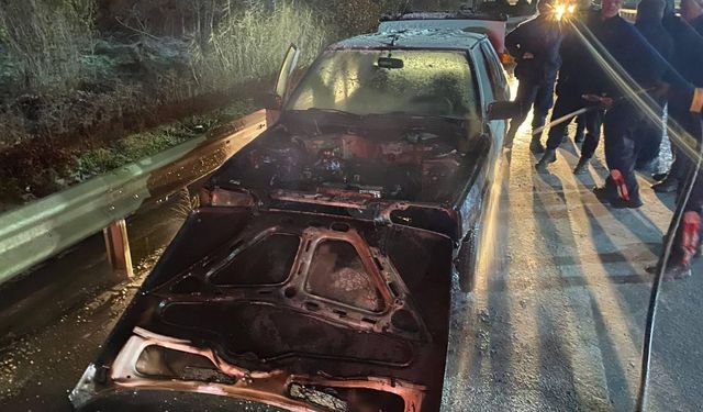 Seyir halindeki otomobil yandı
