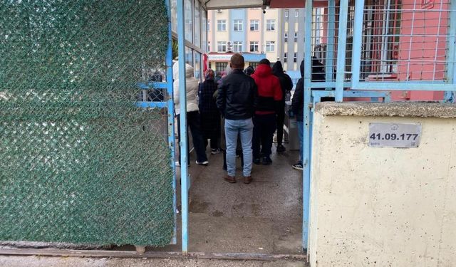 Kocaeli'de okul bahçesinde silahlı saldırı! Bir kişiyi rehin aldı