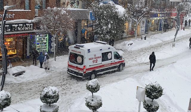 Ambulansın karla imtihanı kamerada