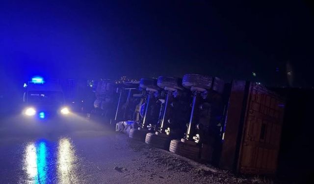 Devrilen tırın sürücüsü yaralandı