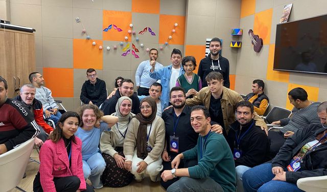 Birlikte Gülünen On Haftada “Sevgiye Engel Yok”