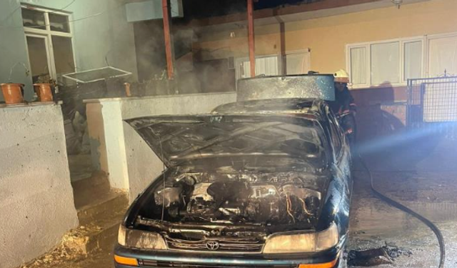 Park halindeki otomobilde yangın çıktı