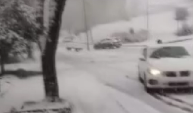 Karlı yolda kontrolden çıkan otomobilin kaza anı kamerada