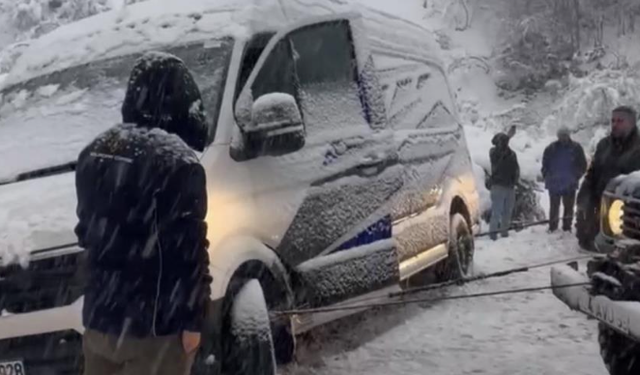 Şarampole kayan minibüsü, off-road araçları kurtardı