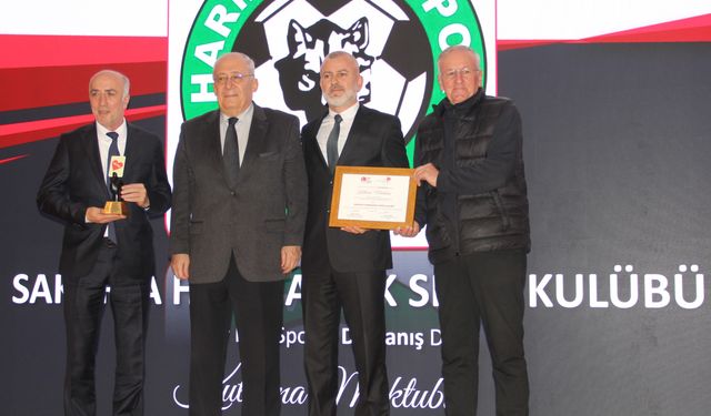 Harmanlıkspor ödülünü aldı
