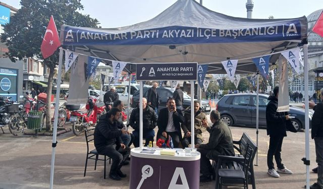 Anahtar Parti Akyazı teşkilatı stant Açtı ve üye kaydı yaptı