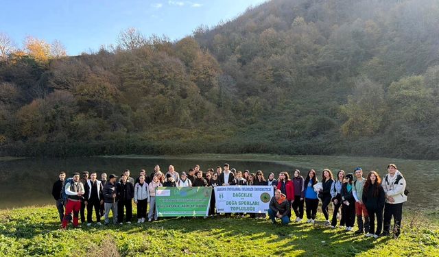 Hem doğa yürüyüşü yaptılar hem çevreyi temizlediler