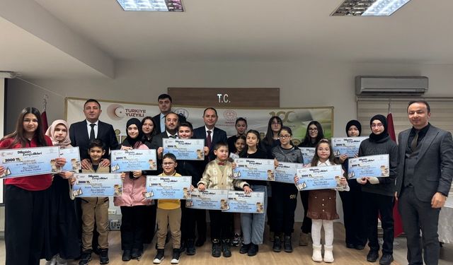 Adapazarı'nda 'Dilimizin Zenginlikleri' yarışmasında dereceye girenler ödüllendirildi