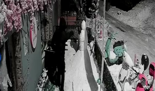 Pes dedirten olay; "Bana çarptı" deyip kardan adamı dövdüler