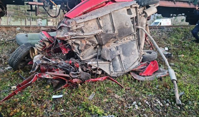 Yük treni otomobili biçti: 1 ölü