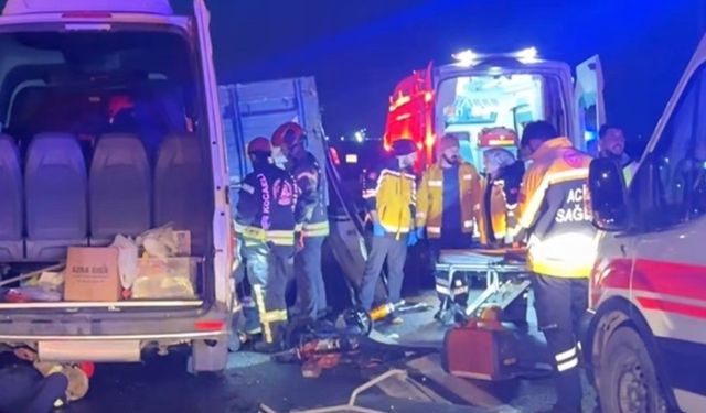 Servis minibüsü ile kamyon çarpıştı: 7 yaralı