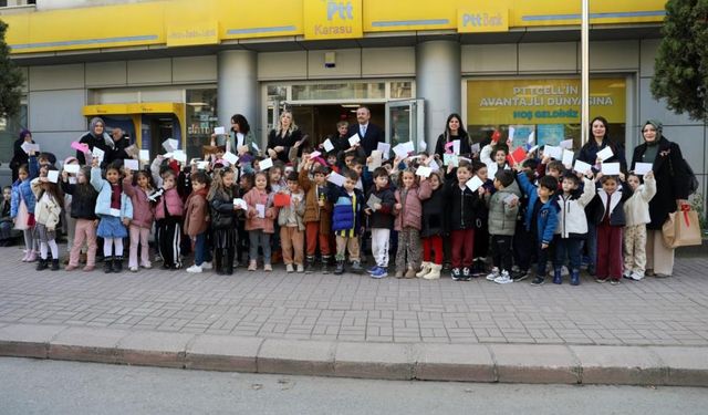 Anaokulu öğrencileri ilk mektuplarını PTT'ye teslim etti