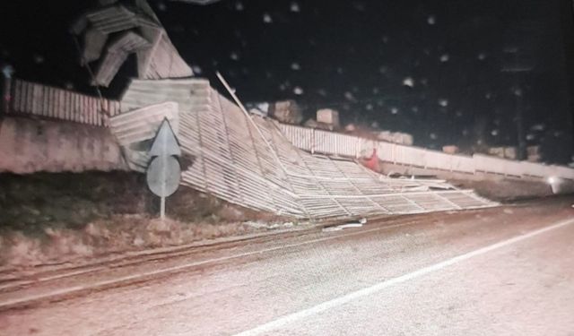 Fırtına fabrikanın çatısını uçurdu