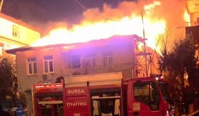 Evin çatısı alevlere teslim oldu