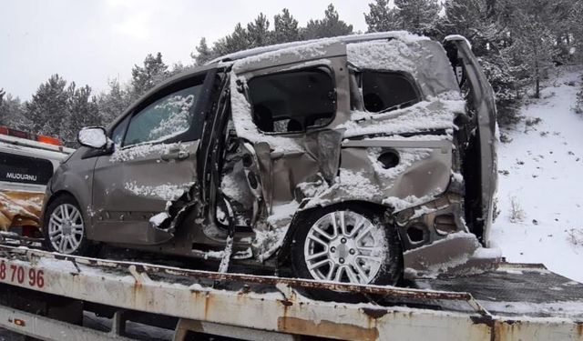 Bolu'da kamyon ile hafif ticari araç çarpıştı: 2 yaralı