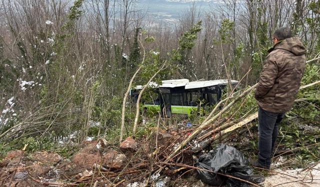Kartepe'de yolcu otobüsü şarampole yuvarlandı, çok sayıda yaralı var