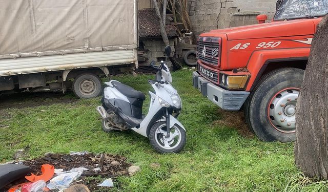 Çaldıkları motosikleti çalıştıramayan hırsızlar zarar verip bıraktı