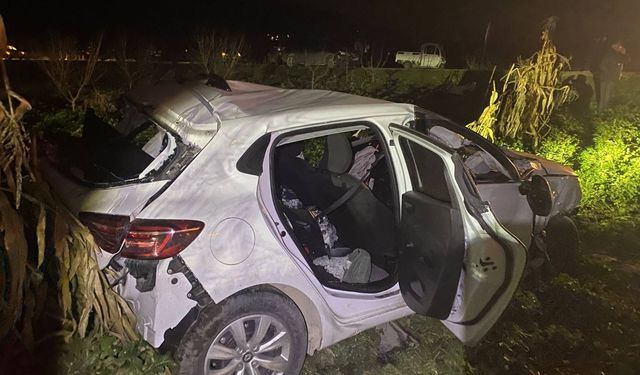 Tırlara çarpan otomobildeki 2 kişi yaralandı